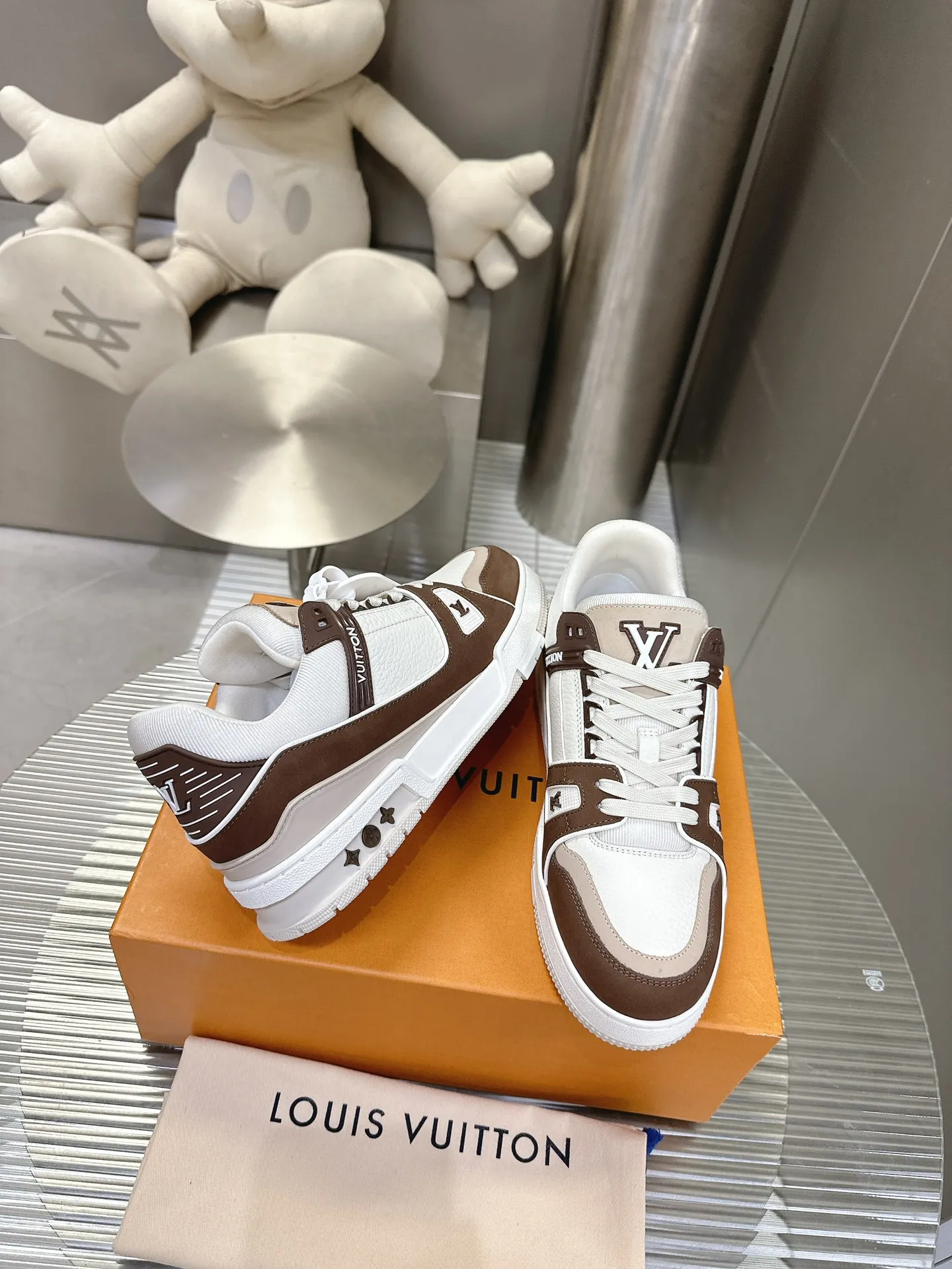 👟👟Ex-factory price 840👟👟The highest version on the Internet⚠️Feel free to compare! 2021🔥New model, purchase quality LV~Louis Vuitton by Virgin Abloh’s best-looking sneakers, Donkey Brand strongly recommends new products, official website limited edition retro basketball sneakers! Both high and low tops cost money to purchase 1:1 accurate replicas of the originals. The details are invincible, full of sincerity, imported custom-made original cowhide, the original package method is the same, the details are 100% restored, and the private model customized the original one-piece T👟👟factory price U outsole, which is different from other brands. Without the original version, this effect cannot be achieved! 35-45 (46 is custom-made and non-refundable) Some colors are available in women’s styles